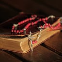 Biblia y camándula.