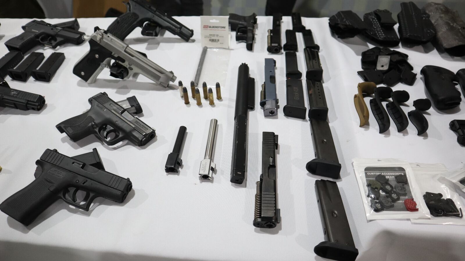 Entre el material encontraron siete fusiles calibre 5.56 y 12 pistolas.