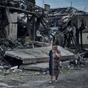 Una mujer reacciona en el lugar de un edificio dañado después de ataques recientes de misiles rusos en Pokrovsk, en la región de Donetsk, Ucrania, el miércoles 9 de agosto de 2023. (AP Foto/Libkos)