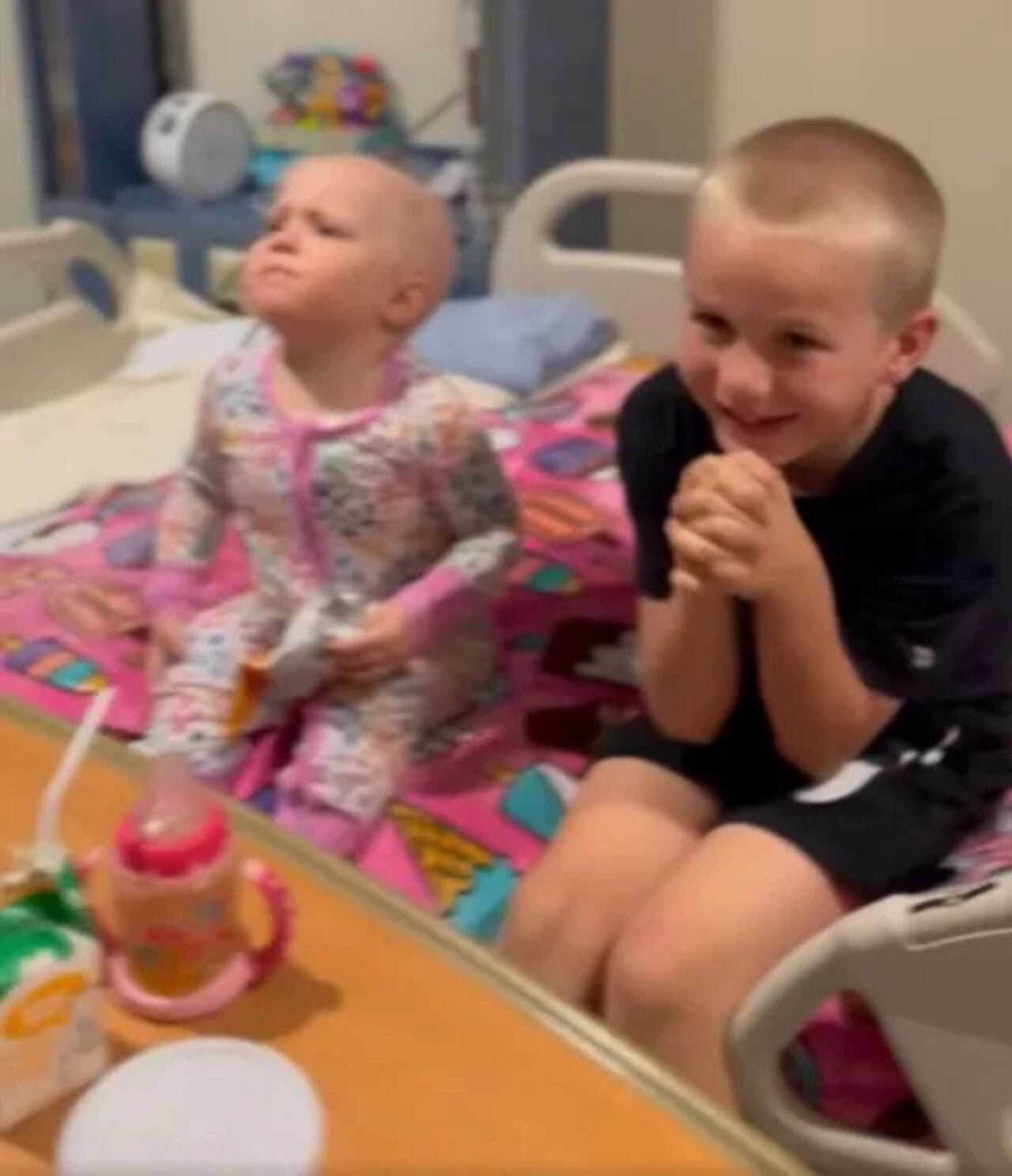 Niño se emociona al saber que puede ser donante de su hermana