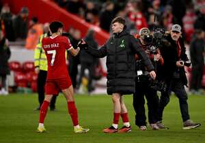Luis Díaz saluda a Conor Bradley luego de la victoria ante Chelsea el pasado miércoles.