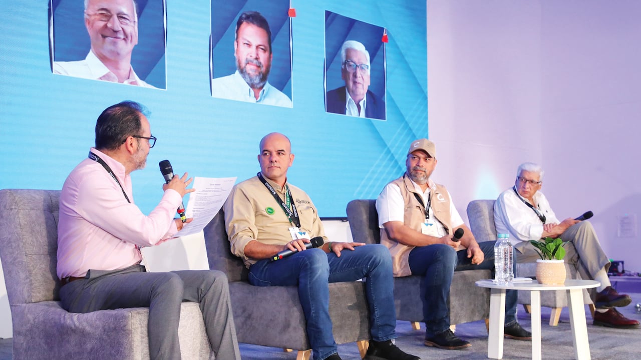 De izquierda a derecha, Carlos Enrique Rodríguez, subdirector general de SEMANA; William Medina Caro, director del Departamento Administrativo de Planeación Departamental del Meta; Jhorman Saldaña, director de Cormacarena, y Ricardo Postarini, gerente general de Coviandina.