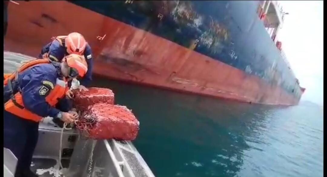 Operativos de la Armada contra el narcotráfico dejan cerca de una tonelada de cocaína decomisada en el caribe y en el pacífico colombiano.