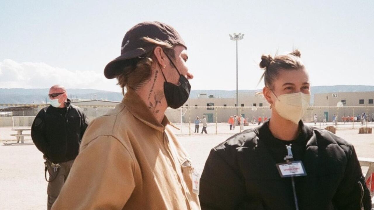 Justin Bieber junto a su esposa Hailey Bieber