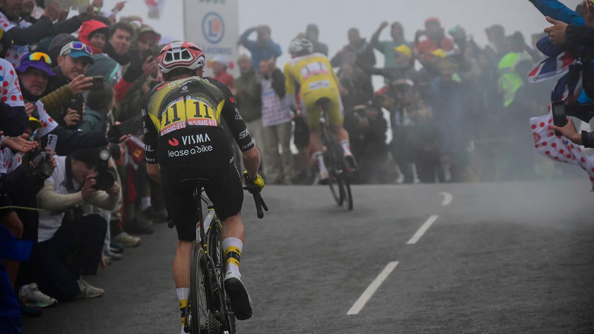Jonas Vingegaard no logra seguir a Tadej Pogačar, quien se escapa en el último kilómetro de la subida durante la etapa 18 del Tour de Francia, de 171,5 km entre Vif y Courchevel Col de la Loze. Jueves 24 de julio de 2025.