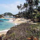 A unos 35 km de Santa Marta se encuentra el Parque Nacional Tayrona, una franja costera de singular y espectacular belleza repleta de todo tipo de playas: duras con fuerte oleaje y paisajes impresionantes, y también paradisíacas calas protegidas en las que disfrutar de los mejores baños que uno pueda tomar en el mar Caribe.