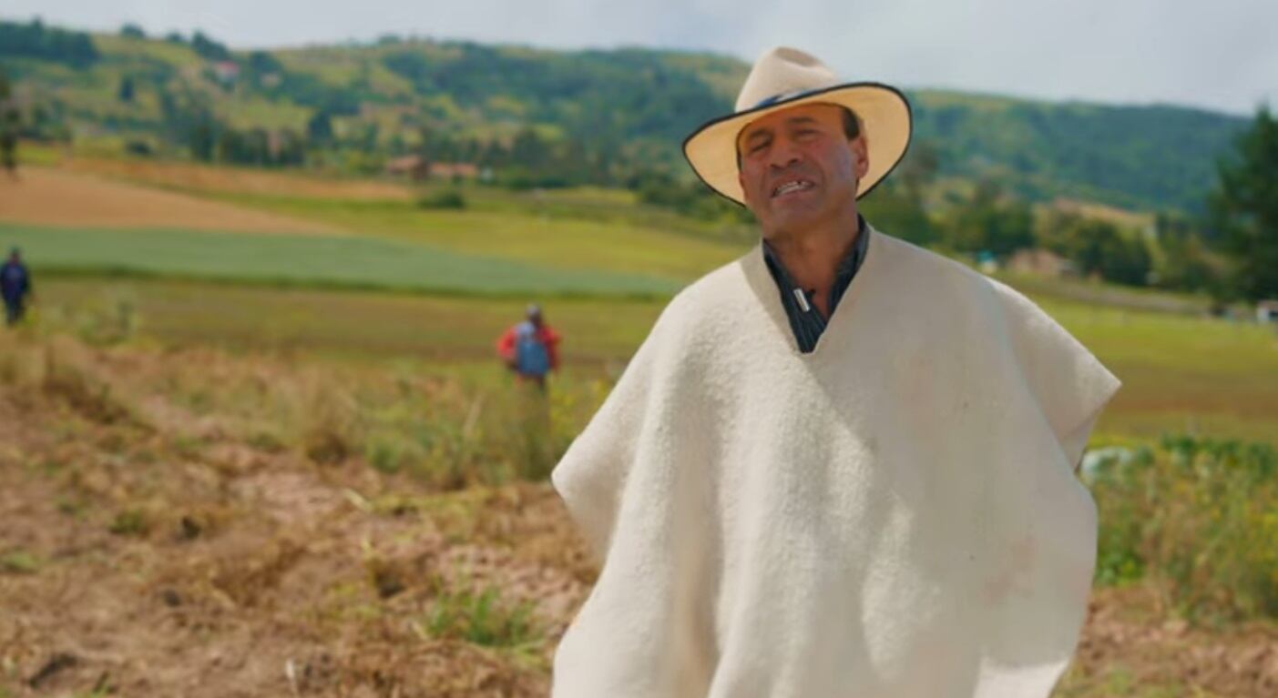 Pedro Cruz lleva 30 años sembrando papa, trigo, maíz y cebada en la vereda Ricaya, en Chivatá.