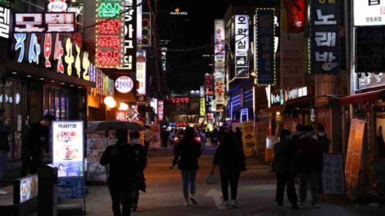 Corea del Sur tuvo que cerrar nuevamente bares y restaurantes tras registrarse un nuevo brote. Foto: Getty.