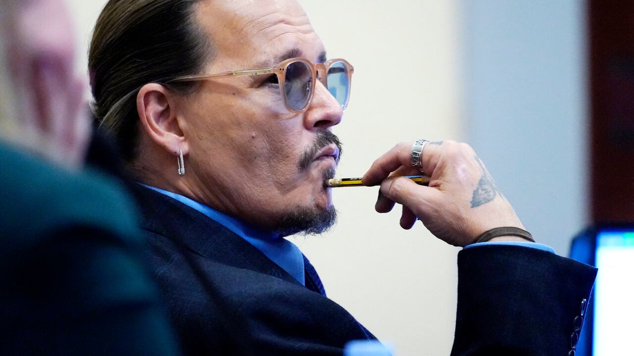 El actor estadounidense Johnny Depp escucha en la sala del tribunal del Tribunal de Circuito del Condado de Fairfax en Fairfax, Virginia, el 2 de mayo de 2022. - El actor estadounidense Johnny Depp demandó a su exesposa Amber Heard por difamación en el Tribunal de Circuito del Condado de Fairfax después de que ella escribiera una op- artículo publicado en The Washington Post en 2018 refiriéndose a sí misma como una "figura pública que representa el abuso doméstico". (Foto de Steve Helber / PISCINA / AFP)