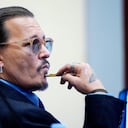 El actor estadounidense Johnny Depp escucha en la sala del tribunal del Tribunal de Circuito del Condado de Fairfax en Fairfax, Virginia, el 2 de mayo de 2022. - El actor estadounidense Johnny Depp demandó a su exesposa Amber Heard por difamación en el Tribunal de Circuito del Condado de Fairfax después de que ella escribiera una op- artículo publicado en The Washington Post en 2018 refiriéndose a sí misma como una "figura pública que representa el abuso doméstico". (Foto de Steve Helber / PISCINA / AFP)