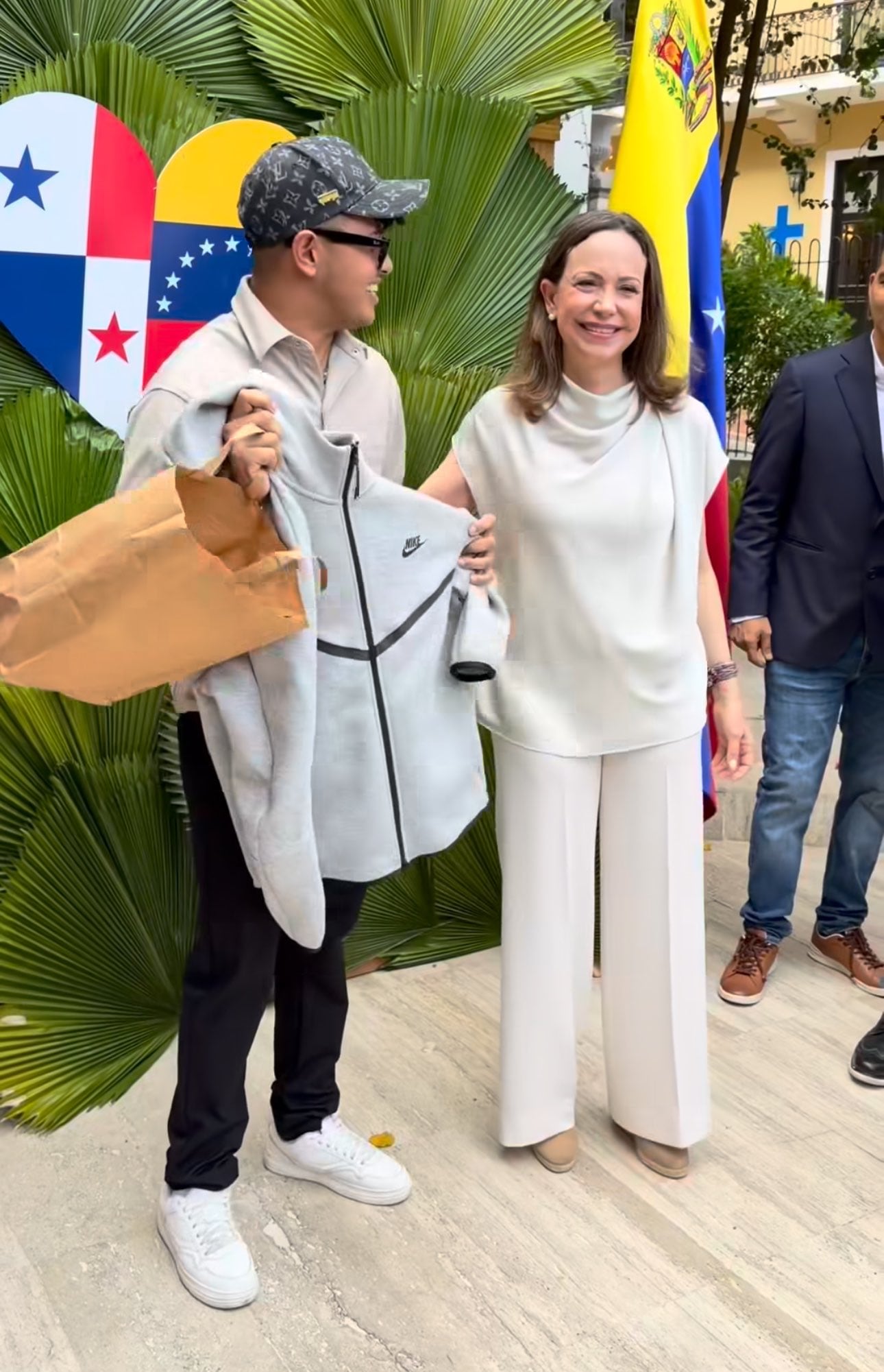 Un hombre se acerca a María Corina Machado para regalarle el conjunto que llevaba Maduro tras ser capturado por EE.UU.
