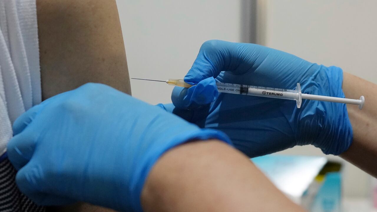 ¿Cuánto tiempo tarda la vacuna contra el coronavirus en generar inmunidad? (AP Photo/Eugene Hoshiko)