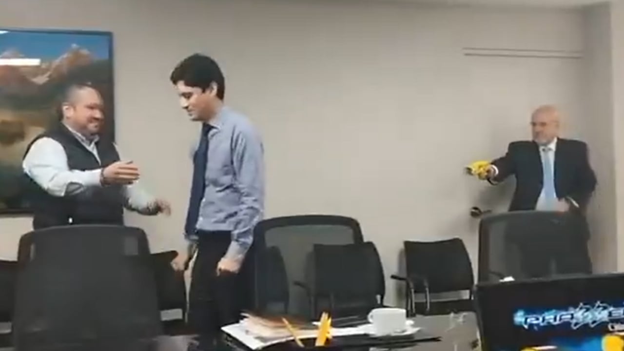 El asesor cae desplomado al suelo
