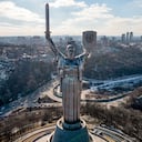 En esta imagen de archivo, vista del Monumento a la Patria Ucraniana, en Kiev, Ucrania, el 13 de febrero de 2022. (AP Foto/Efrem Lukatsky, archivo)