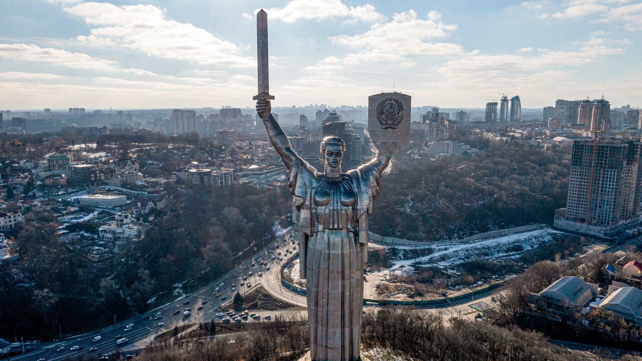 En esta imagen de archivo, vista del Monumento a la Patria Ucraniana, en Kiev, Ucrania, el 13 de febrero de 2022. (AP Foto/Efrem Lukatsky, archivo)