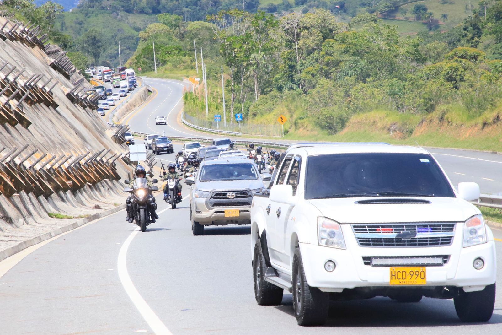 Caravana con disidentes de las Farc se dirigen hacia Bello, Antioquia.