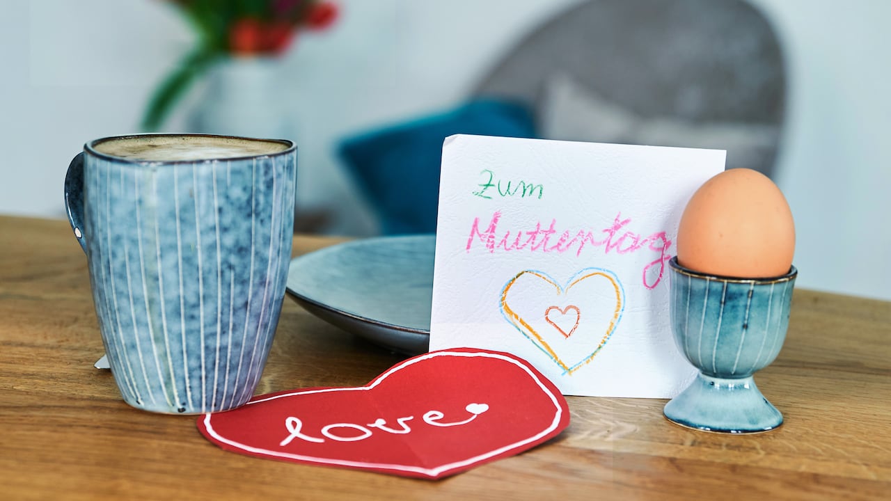 Detalle para conmemorar el día de la madre.(Photo by Annette Riedl/picture alliance via Getty Images)