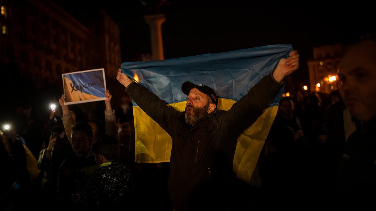 Algunas cámaras de seguridad del sector captaron el momento en que el ejército ruso hizo volar la represa hidroeléctrica.