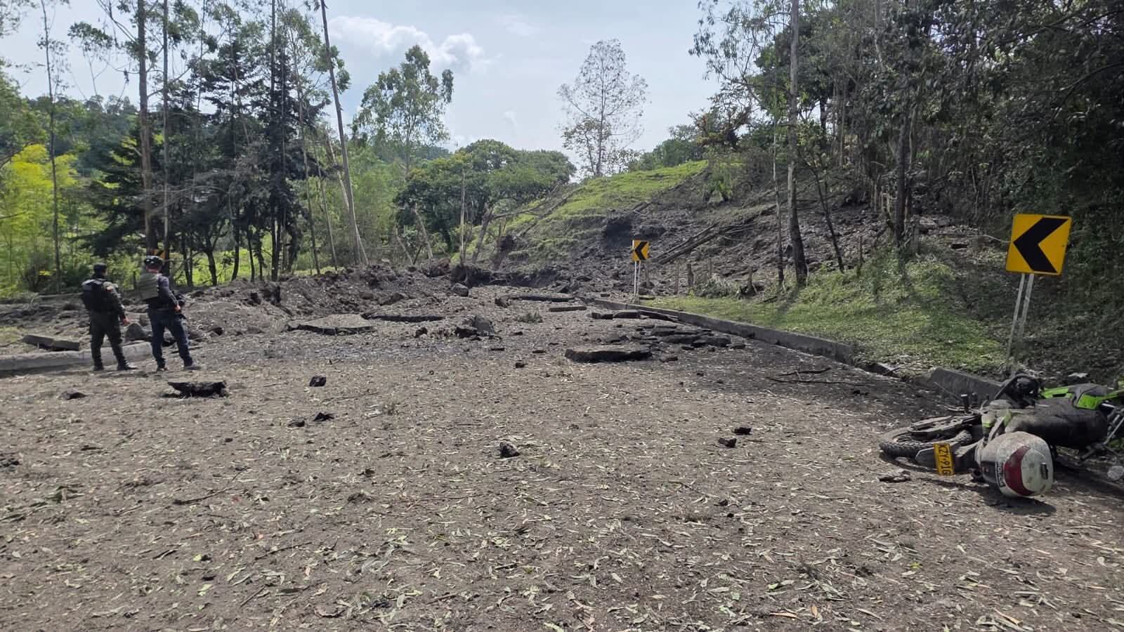 La detonación se escuchó a varios metros de distancia y provocó daños en la zona, mientras se evalúan posibles afectaciones a los uniformados que se movilizaban en el vehículo oficial.