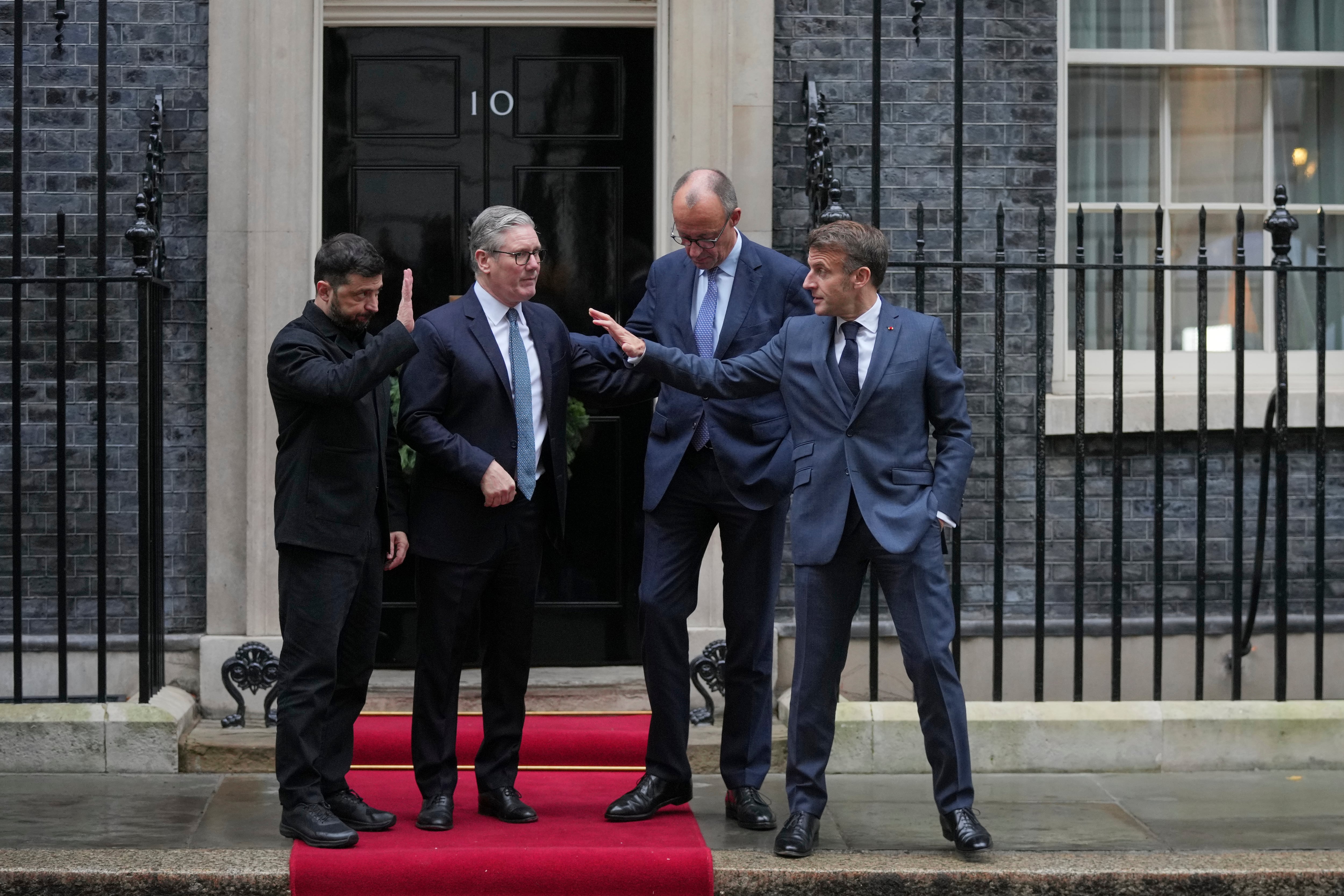 El presidente ucraniano, Volodymyr Zelenskyy (izquierda), junto con el primer ministro británico, Keir Starmer; el canciller alemán, Friedrich Merz; y el presidente francés, Emmanuel Macron, conversan al salir del número 10 de Downing Street, Londres.