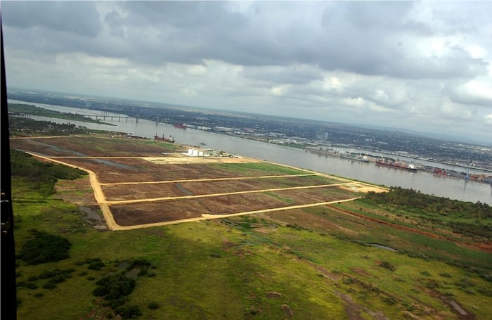 Petrocomercial y el muelle de Astilleros, a la izquierda el corregimiento de Palermo, al fondo el Puente Laureano Gómez y a la derecha la Sociedad Portuaria de Barranquilla. Se observa que con la contrucción de los terraplenes se han ido secando los humedales.
