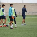 Daniel Builes dirigiendo un entrenamiento.