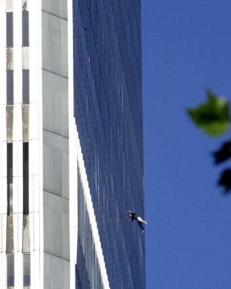 Esta imagen muestra a un hombre que saltó al vacío desde una ventana del World Trade Center después de que fue golpeado por uno de los aviones del ataque terrorista.