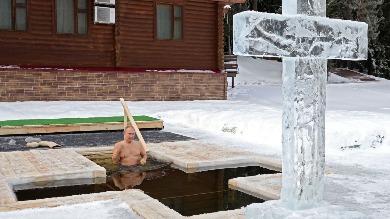 Putin se sumerge en aguas heladas para celebrar la Epifanía ortodoxa