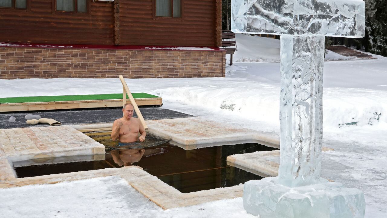 El presidente ruso, Vladimir Putin, se santigua mientras se sumerge en las aguas heladas durante la celebración de la fiesta de la Epifanía el 19 de enero de 2021.