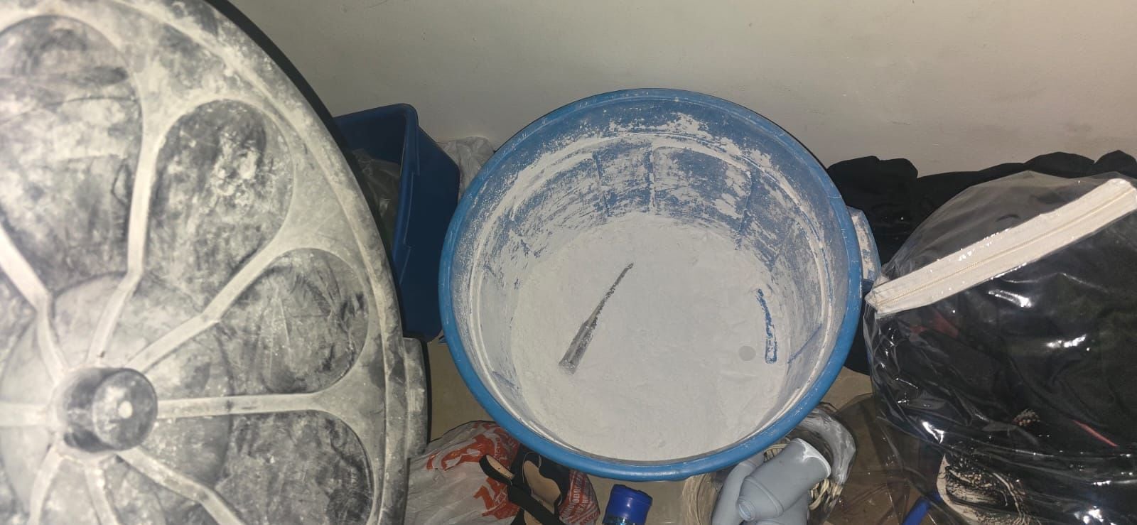 Tres personas señaladas de falsificar, manipular y traficar medicamentos fueron capturadas por la Polfa.