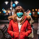 El tapabocas tiene felices aquellos que les choca saludar a conocidos en la calle y corren a esconderse para evitarlo. Ahora, es más fácil evadirse.