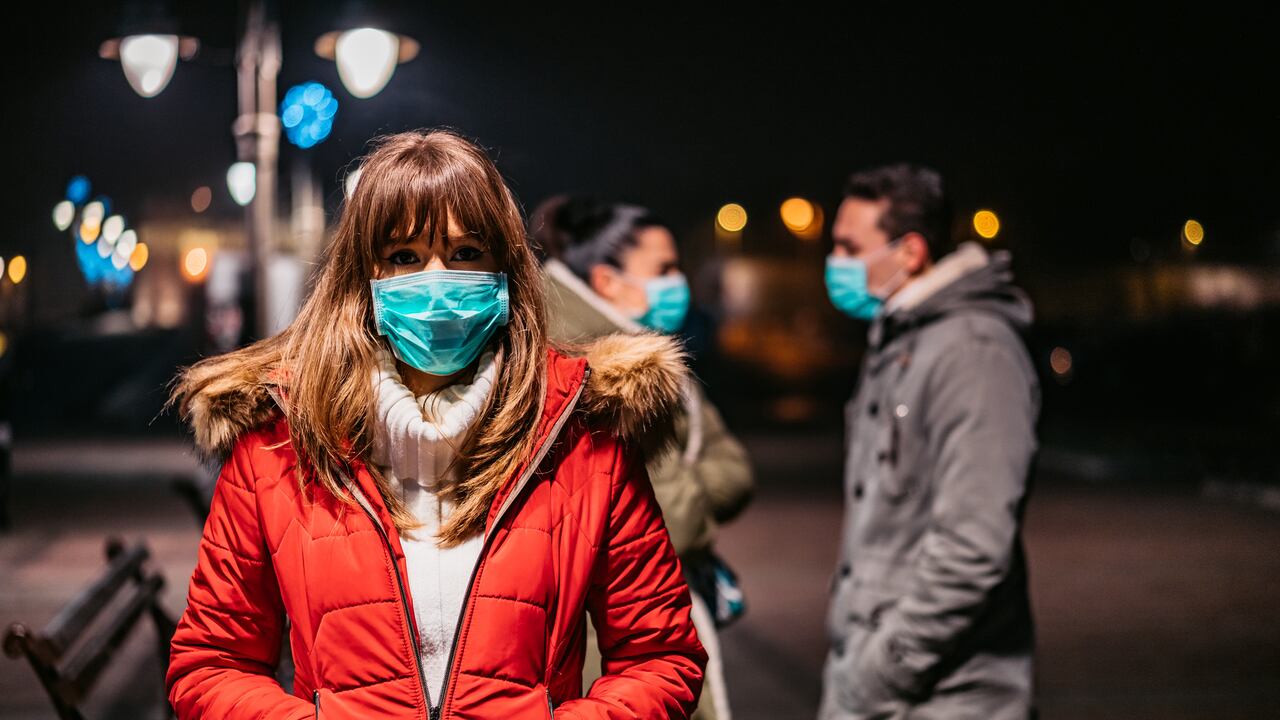 El tapabocas tiene felices aquellos que les choca saludar a conocidos en la calle y corren a esconderse para evitarlo. Ahora, es más fácil evadirse.