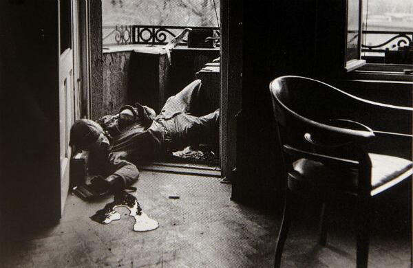 18 de abril de 1945. Capa llamó a este hombre el último soldado en morir, un símbolo del “verdadero final de la guerra”. Primero lo retrató en el balcón de un edificio de Leipzig y, segundos después, muerto por un disparo de un francotirador.