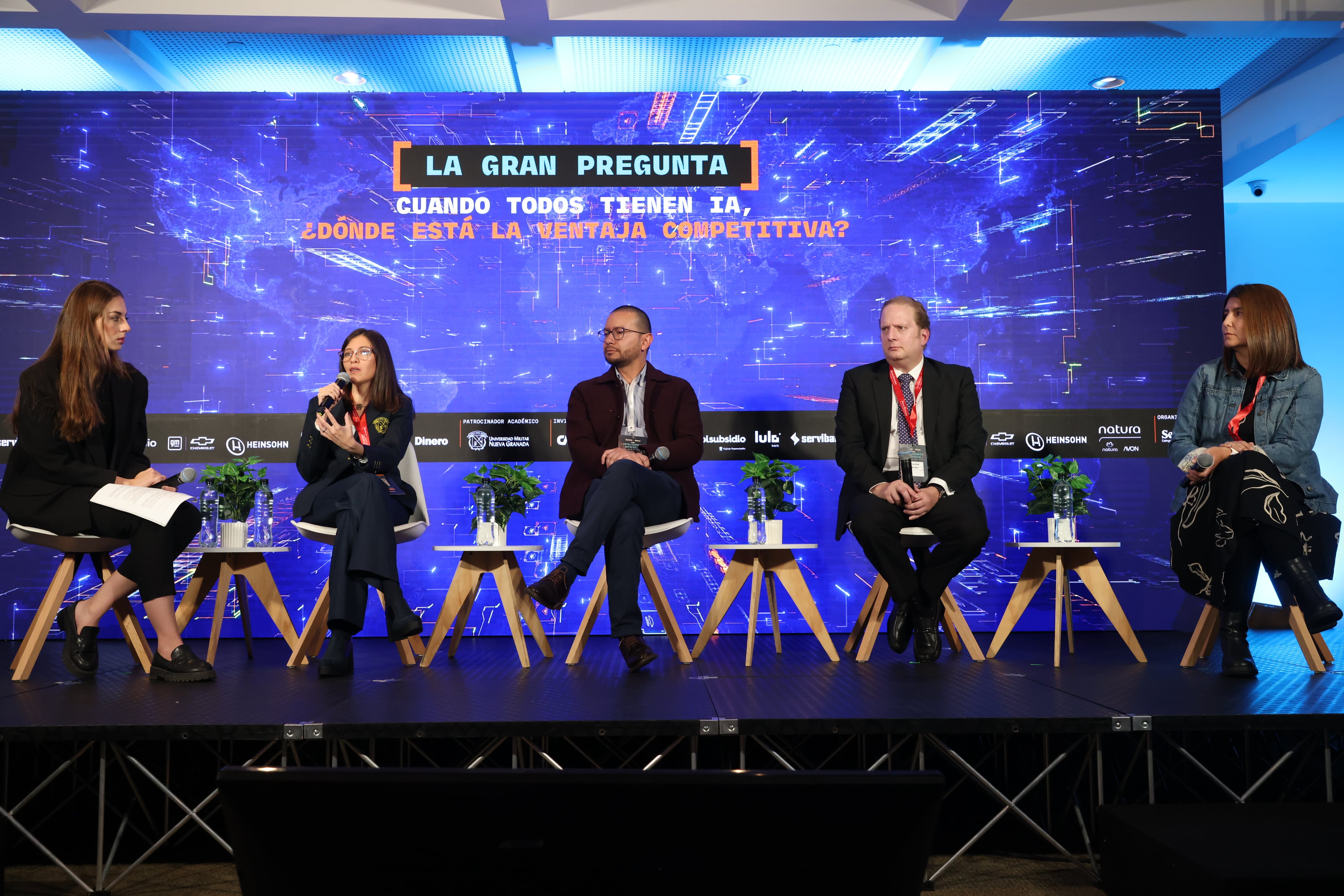 Foro Inteligencia Artificial
Más allá del hype
Miércoles 12 de agosto de 2026 

LA GRAN PREGUNTA | Cuando todos tienen IA, ¿dónde está la ventaja competitiva?
Objetivo: Analizar qué está diferenciando a las organizaciones que están capturando valor real de la
inteligencia artificial de aquellas que apenas la están incorporando. La conversación buscará identificar
cómo están cambiando la toma de decisiones, la gestión del talento, los modelos de negocio y la
capacidad de ejecución, así como las nuevas ventajas competitivas que están emergiendo en un
entorno donde el acceso a la tecnología es cada vez más universal.


Ingeniera Astrid Rubiano Fonseca Ph. D. vicerrectoría de Investigaciones en la Universidad
Militar Nueva Granada.
Samuel Eduardo Jiménez Santafé, chief technology officer de Heinsohn Business
Technology
Rachid Nader, secretario jurídico de la Gobernación del Atlántico
Ana María Tobar, gerente de Tecnología de Colsubsidio
Modera: María José Echeverri, co-founder at Colombia Tech Week