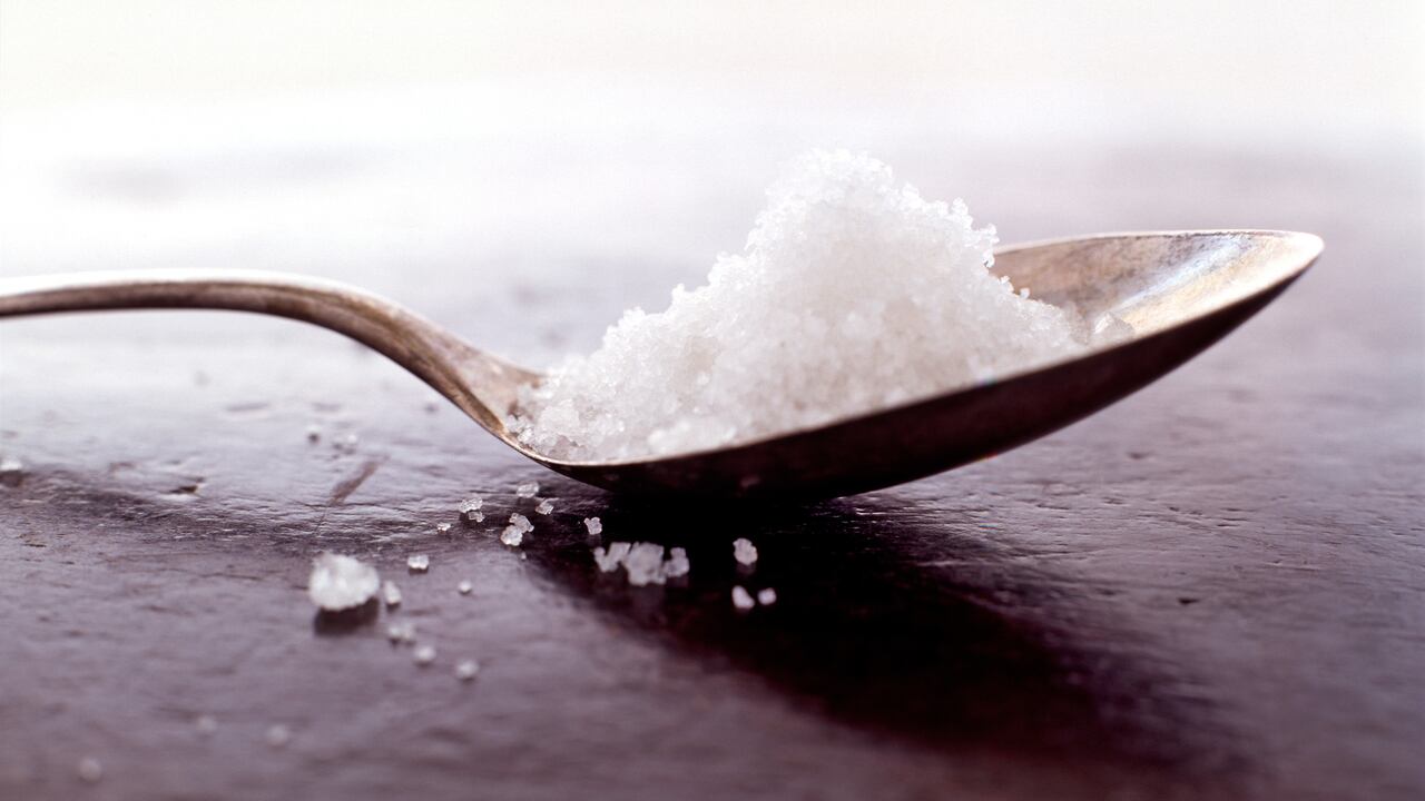 La sal marina no es solo para la cocina; también puede ser su aliada en la búsqueda de un hogar lleno de energías positivas.