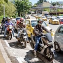 Bogotá, Colombia, motociclistas y automóviles atrapados en el tráfico congestionado.
