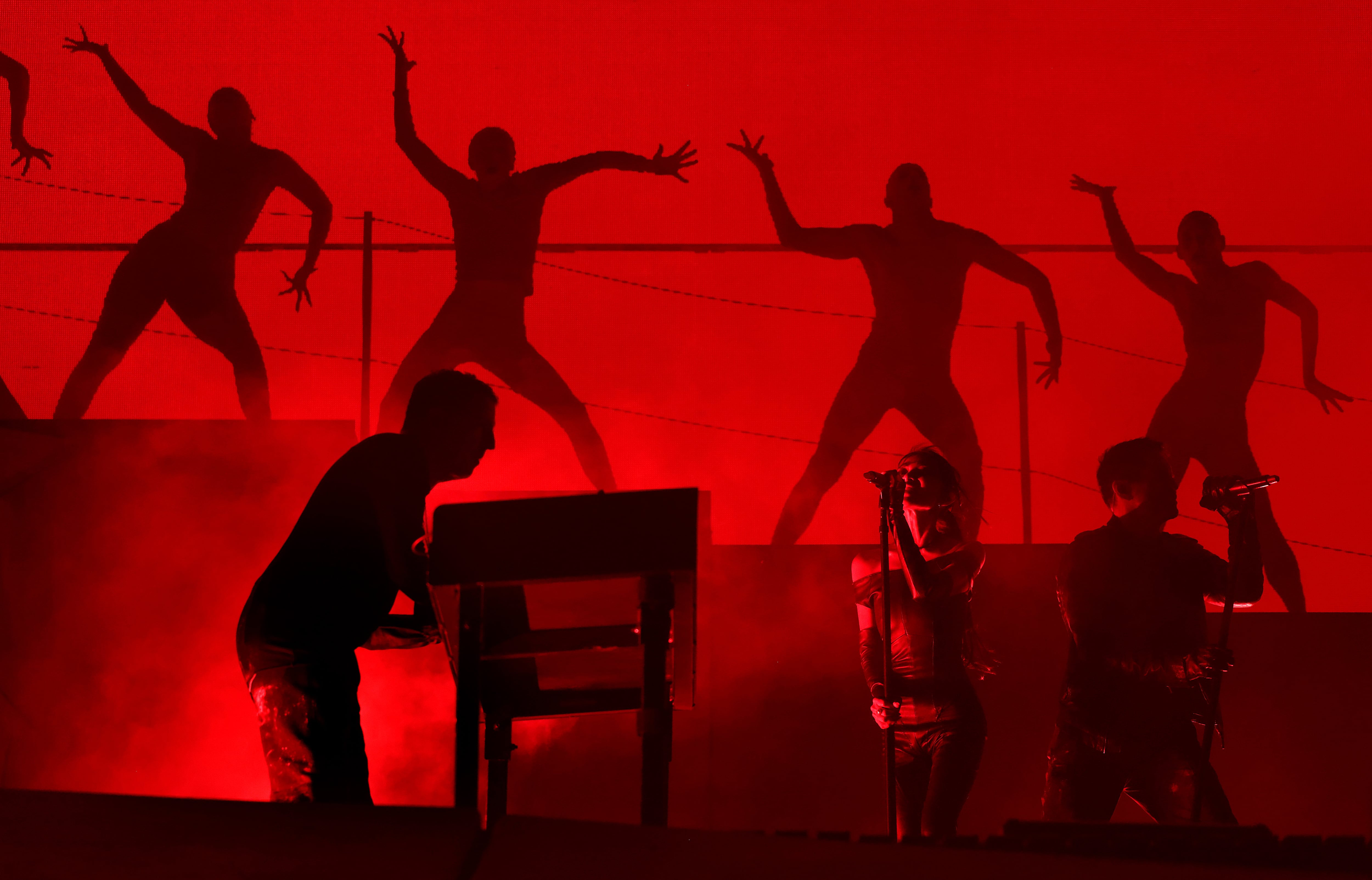 Nine Inch Noize lució así en el escenario Sahara de Coachella 2026.  A Bogotá solo vienen los Boys Noize, pero lo hacen con un viento de cola tremendo después de esta colaboración.