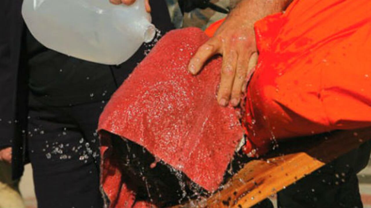 Un activista y veterano del ejército se prestó como voluntario en una protesta en la Universidad de Ball State (EE. UU.) para que se le practicara la cuestionada técnica de interrogatorio ‘waterboarding’ (ahogamiento simulado), empleada por la CIA y en la Bahía de Guantánamo contra presuntos terroristas, 28 agosto, 2013.