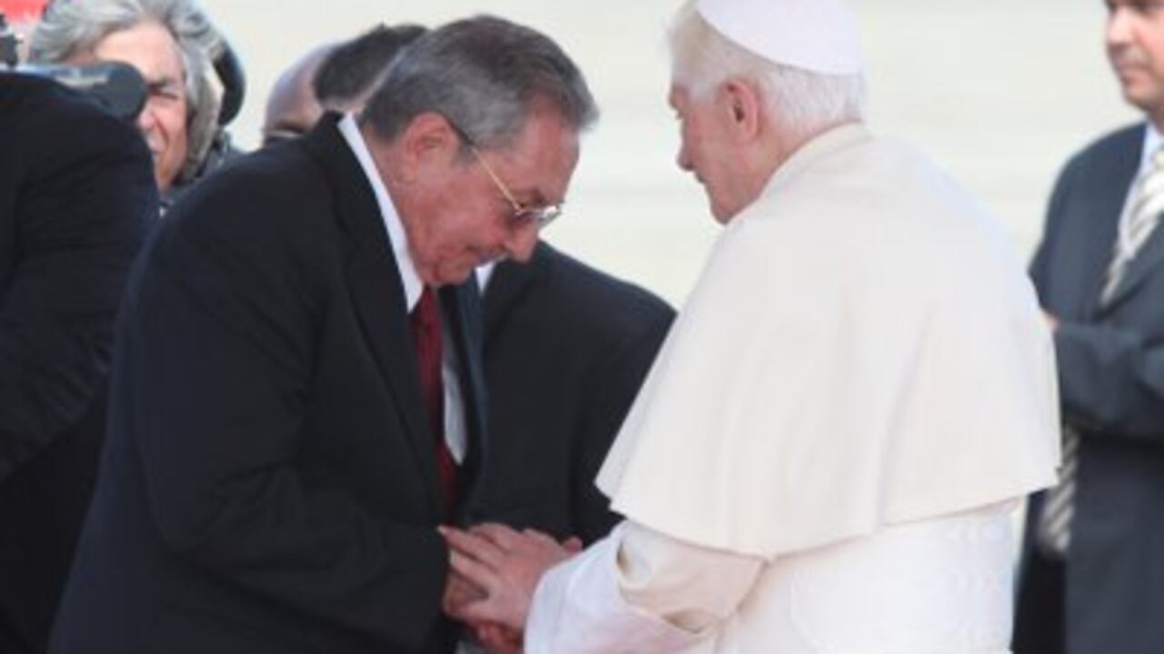 El papa Benedicto XVI saluda al presidente de Cuba, Raúl Castro, en el aeropuerto internacional de Santiago de Cuba.