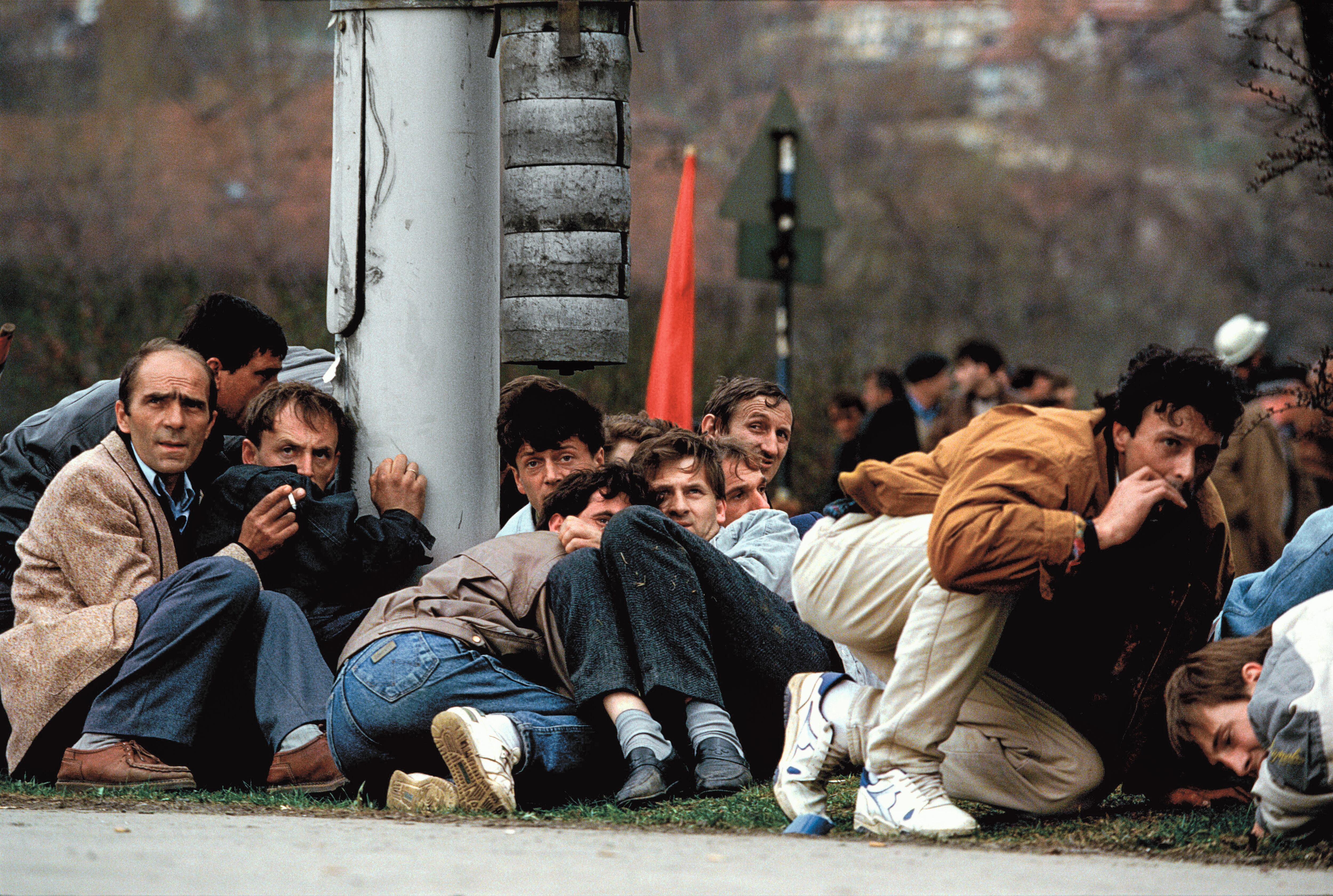 Foto de Ron Haviv, en 1992, de ciudadanos bosnios ocultándose del fuego de un francotirador en Sarajevo.