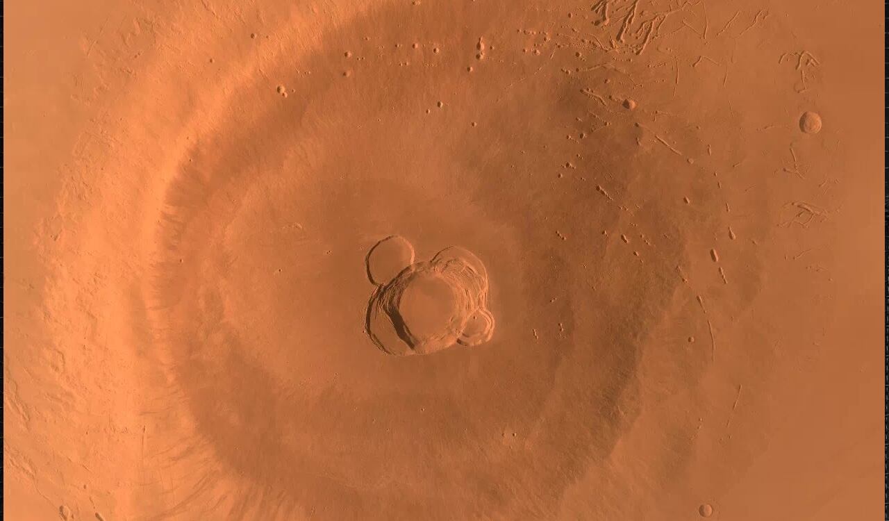 En esta imagen se puede ver el volcán Ascraeus Mons, el cual tiene 18 mil metros de altitud.