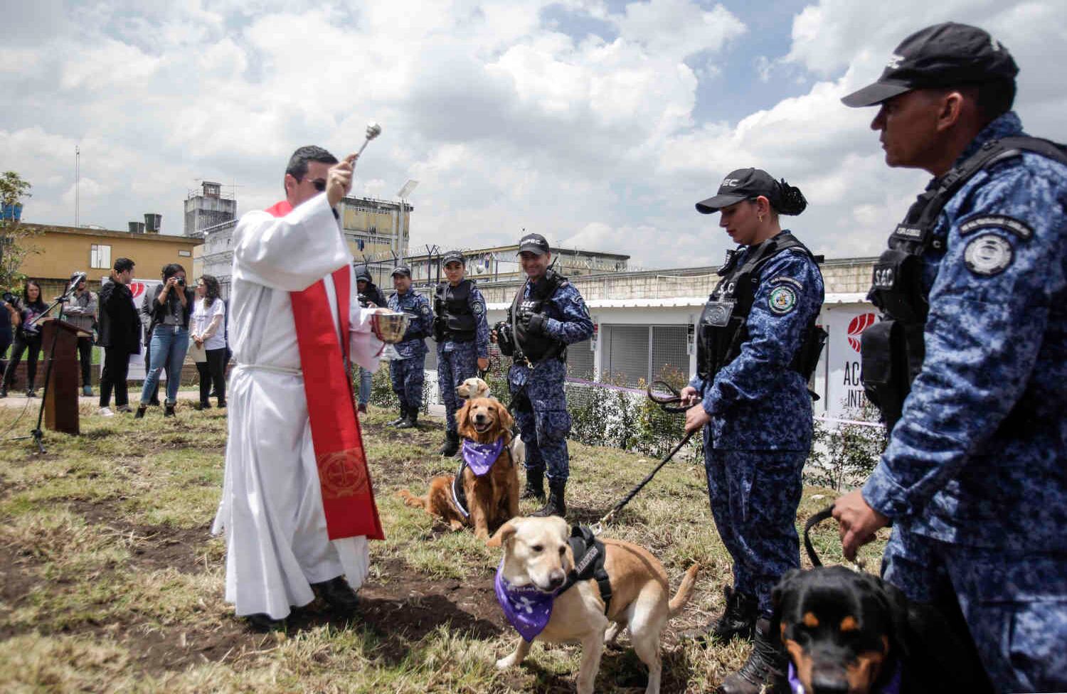El evento contó con la presencia de un cura que bendijo a los caninos. foto: Diana Rey Melo