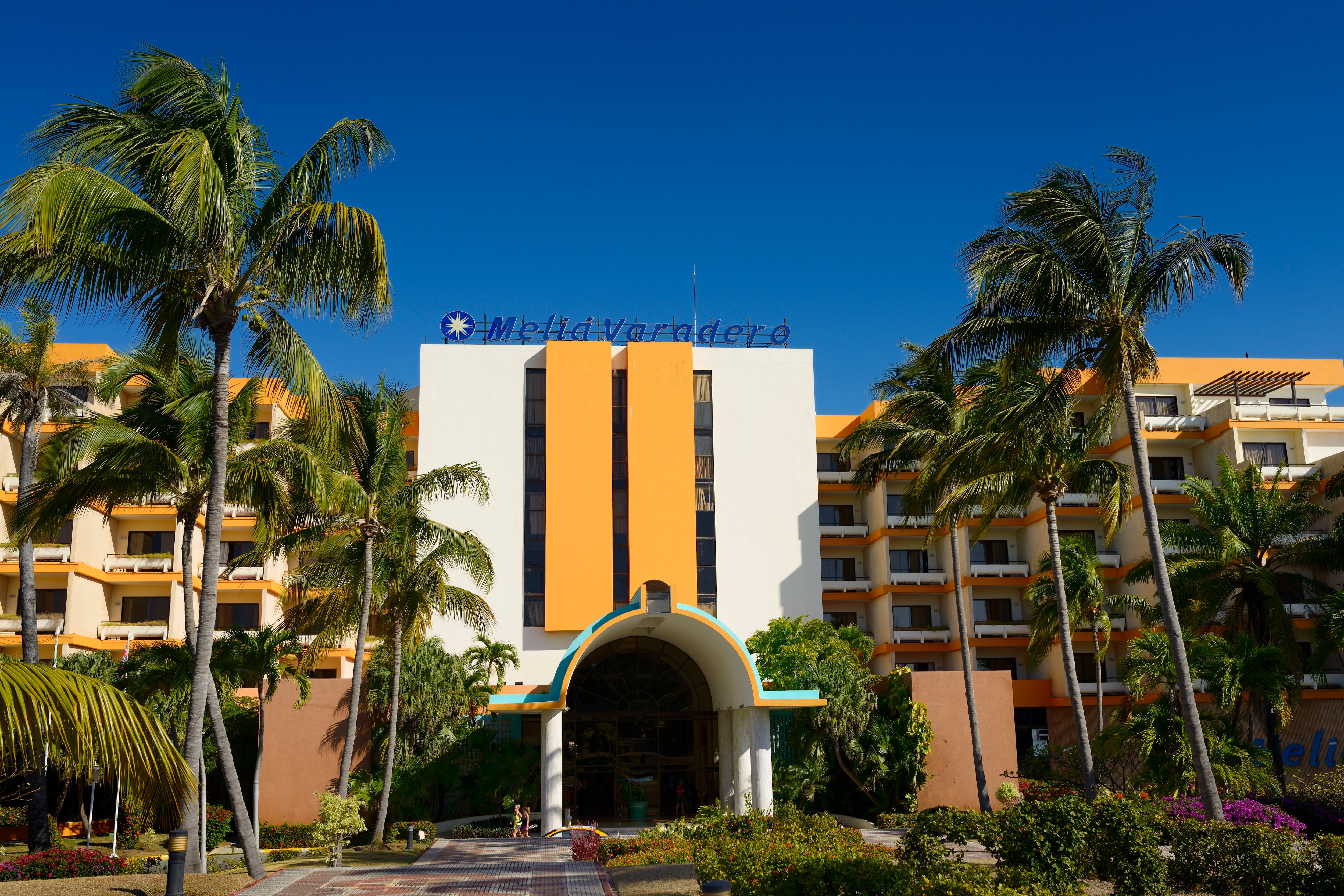 Entrada principal del complejo turístico de playa con todo incluido Meliá Varadero, en la península de Hicacos, Cuba.