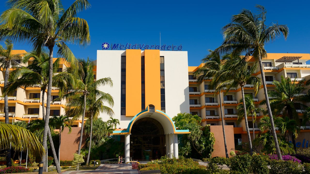 Entrada principal del complejo turístico de playa con todo incluido Meliá Varadero, en la península de Hicacos, Cuba.