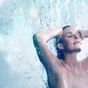 La temperatura del agua para tomar una ducha puede depender de los gustos de las personas, indicaciones médicas y otros factores.