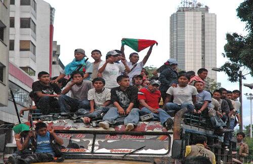Masivamente, a pie y en vehículos, se vieron desfilar miles de indígenas por las calles caleñas. 