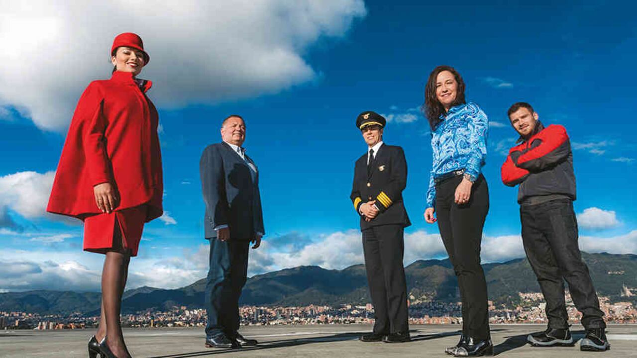 De izquierda a derecha: Daniela García, tripulante de cabina; Hernán Rincón, CEO de Avianca; Guillermo Arboleda, comandante B787; Ana María Rubio, vicepresidente de talento humano y Santiago Velásquez, técnico aeronáutico.