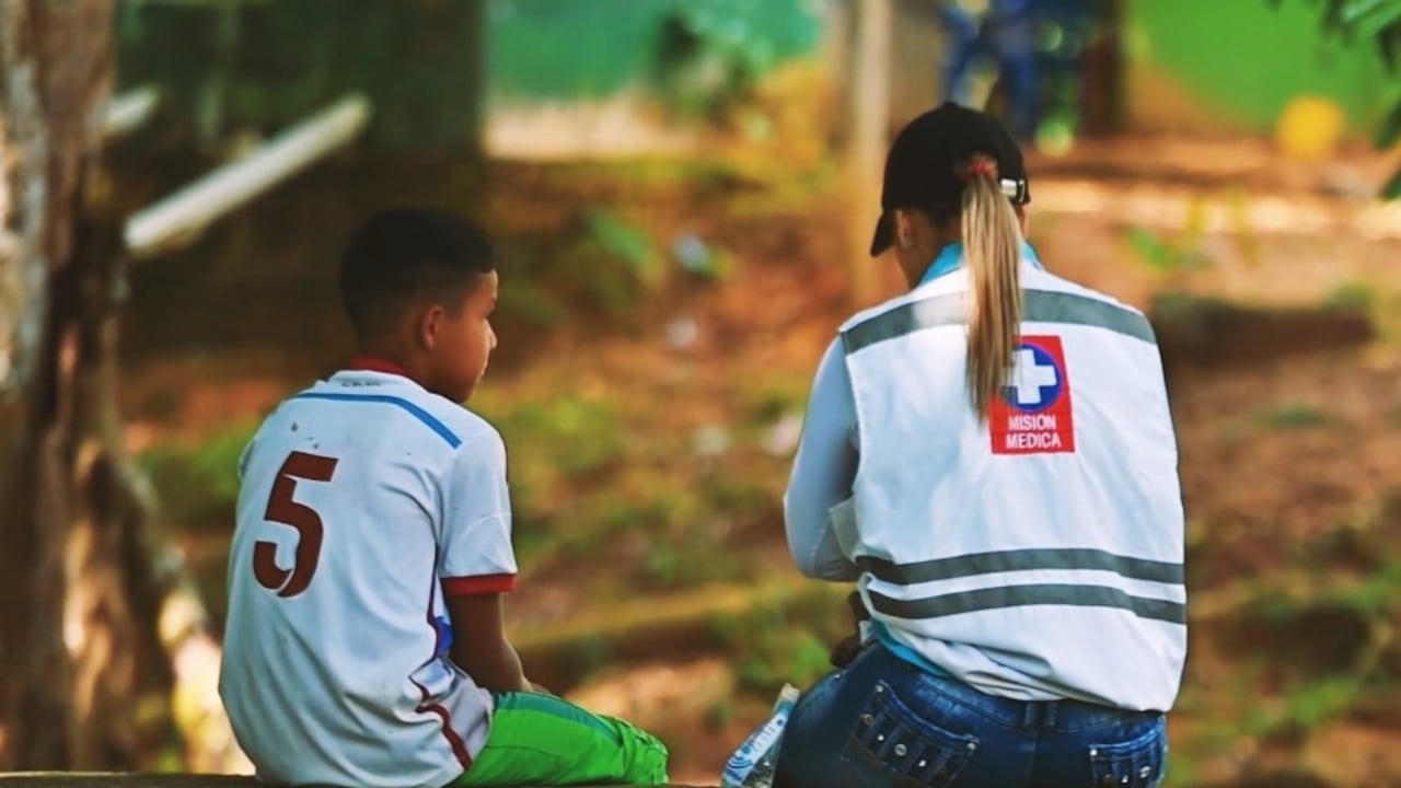 Los profesionales de la salud en ocasiones son víctimas del fuego cruzado entre los grupos armados.