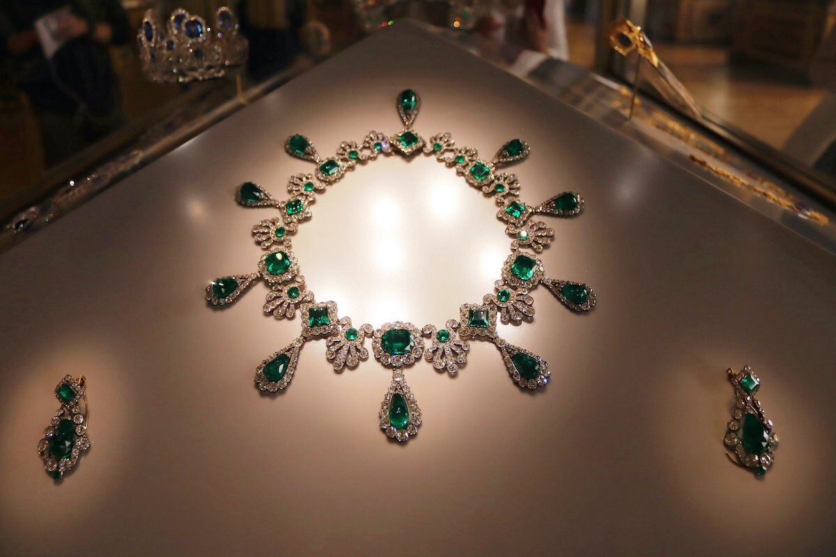 El legendario collar de la emperatriz María Luisa, elaborado con esmeraldas provenientes de la mina de Muzo (Boyacá), formaba parte del Tesoro Imperial francés exhibido en la Galería Apolo del Museo del Louvre.