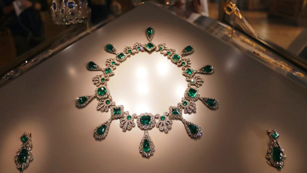 El legendario collar de la emperatriz María Luisa, elaborado con esmeraldas provenientes de la mina de Muzo (Boyacá), formaba parte del Tesoro Imperial francés exhibido en la Galería Apolo del Museo del Louvre.